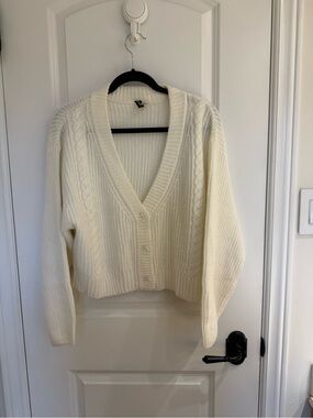 Women’s Cream Cable-Knit V-Neck Button Cardigan